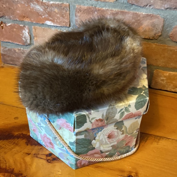 Excellent condition, vintage fur hat. Made in Montreal. - Picture 6 of 6